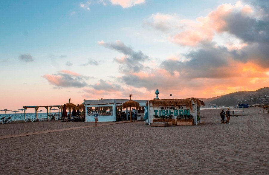 Toasting to a clean beach at the Tibu-Ron in Castelldefels